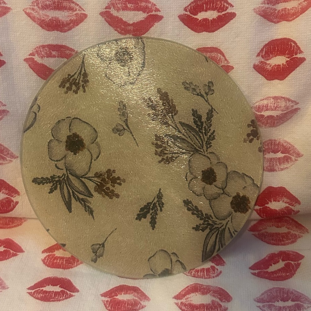 NWT glass cutting board flower